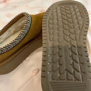 Koolaburra by UGG Tan Platform Slip Ons Women's 10